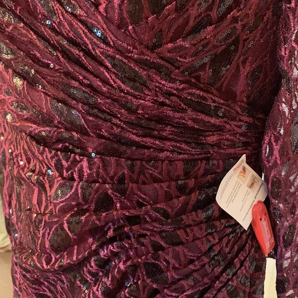 MAC DUGGAL
Long Sleeve Ruched Sequined V Neck Gown - Picture 8 of 15